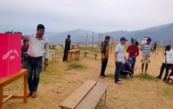 बैतडीमा मतदानका लागि बुथ बनाउने काम धमाधम 